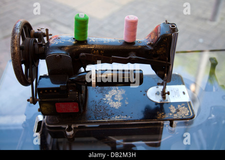 Alte Pfaff-Nähmaschine in Wäsche Schaufenster - London-UK Stockfoto