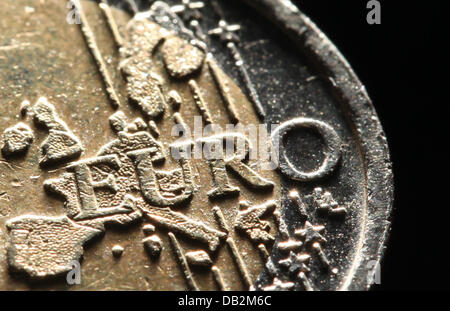 (DATEI - ILLUSTRATION) Archiv zur Veranschaulichung datiert 21. Mai 2011 zeigt eine 2-Euro-Münze in Düsseldorf. Europäischen Finanzminister treffen sich am Freitag, 16. September 2011 in Bresglau um über Wege aus der Schuldenkrise zu beraten. Foto: Julian Stratenschulte Stockfoto