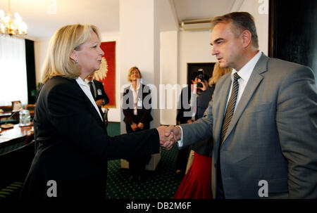 Premier von Nordrhein-Westfalen Hannelore Kraft (L) trifft sich mit Waldemar Pawlak, stellvertretender Ministerpräsident und Minister der Wirtschaft für politische Gespräche in Warschau, Polen, 16. September 2011. Kraft ist zu einem zweitägigen Besuch in Warschau, wo sie Gespräche mit den Leitern der polnischen parlamentarischen Kammern halten und feiern die Eröffnung der gemeinsamen kulturellen Jahreszeiten Polens und Nord Rh Stockfoto