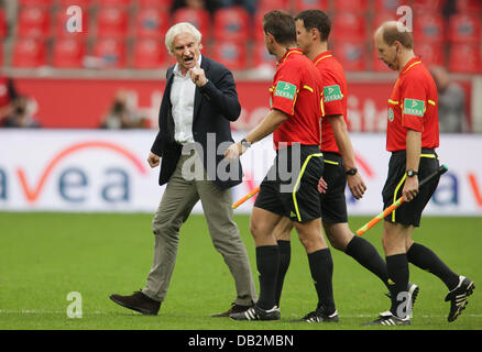 Leverkusens Sportdirektor Rudi Völler (L) diskutiert heftig mit Schiedsrichter Guenther Perl nach der Bundesliga-match zwischen Bayer Leverkusen und dem 1. FC Köln in der BayArena in Leverkusen, Deutschland, 17. September 2011. Köln besiegt Leverkusen 1-4. Foto: ROLF VENNENBERND (Achtung: EMBARGO Bedingungen! Die DFL ermöglicht die weitere Nutzung der Bilder in IPTV, mobile Stockfoto