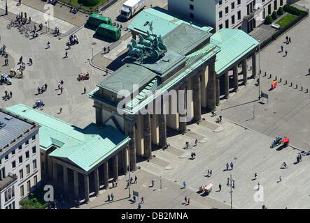 Berlin 2013/06/05-Blick auf das Brandenburger Tor am Pariser Platz in Berlin. Stockfoto