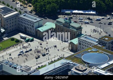 Berlin 2013/06/05-Blick auf das Brandenburger Tor am Pariser Platz in Berlin. Stockfoto