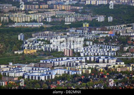 Blick auf die Stadt Berlin 2013/05/04 vom Stadtteil Dorf Marzahn-Hellersdorf mit den größten zusammenhängenden Block von Wohngebieten in Art und Weise der DDR - Zeiten. Stockfoto