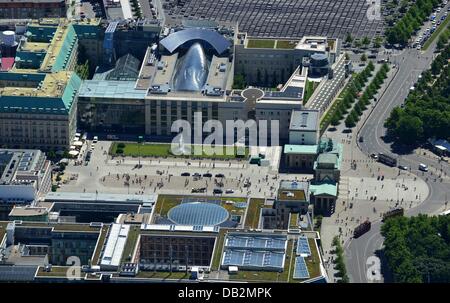 Berlin 2013/06/05-Blick auf das Brandenburger Tor in Berlin am Pariser Platz in Berlin. Stockfoto