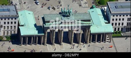 Berlin 2013/06/05-Blick auf das Brandenburger Tor am Pariser Platz in Berlin. Stockfoto