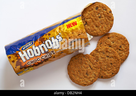 Geöffnete Paket von McVitie's Hobnobs Choc Chip Kekse auf weißem Hintergrund - oaty nobbly Kekse Stockfoto