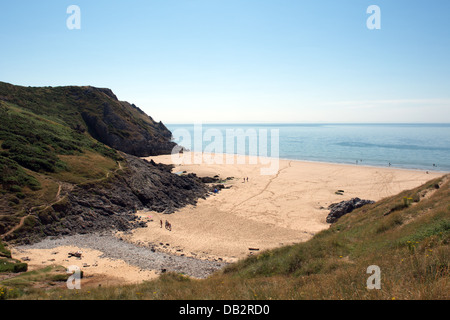 Pobbles Bay, einer der kleinsten Strände auf der Halbinsel Gower. Mehrere Personen sind warme Wasser genießen. Sand, Sonnenschein Stockfoto