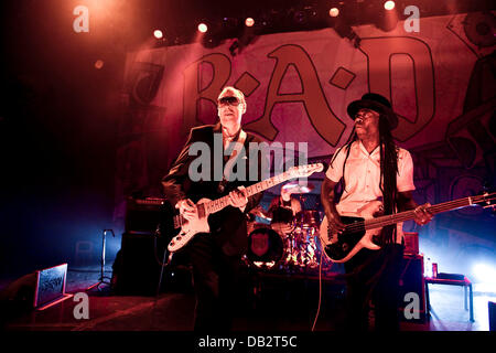 Mick Jones von Big Audio Dynamite die live im Shepherds Bush Empire-London, England - 03.04.11 Stockfoto