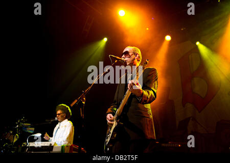 Mick Jones von Big Audio Dynamite die live im Shepherds Bush Empire-London, England - 03.04.11 Stockfoto