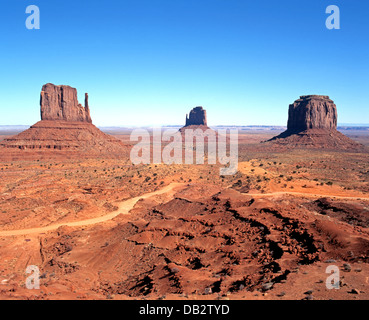 Felsformationen weiß als (links nach rechts) West Mitten Butte, East Mitten Butte und Merrick Butte, Monument Valley, USA. Stockfoto