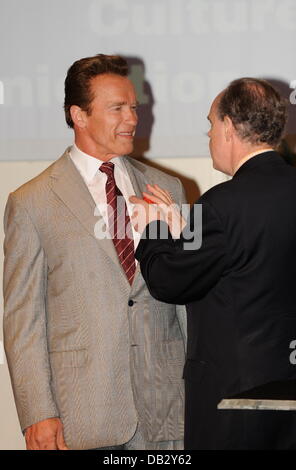 Arnold Schwarzenegger erhält der Légion d ' Honneur vom französischen Minister für Kultur Frederic Mitterand am majestätischen Barierre Stockfoto