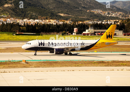 Monarch Airlines Airbus A320 (Registrierung G-OZBW) Rollen, Malaga Flughafen, Malaga, Andalusien, Spanien, Westeuropa. Stockfoto