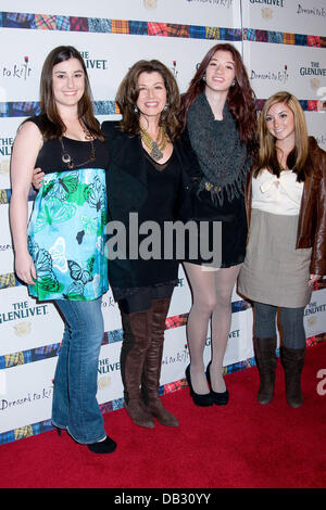 Amy Grant und Töchter 9. jährliche Dressed to Kilt Charity Fashion show im Hammerstein Ballroom - Ankunft New York City, USA - 05.04.11 Stockfoto