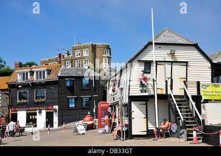 Broadstairs, Kent, England, UK. Stadt. Alten Rettungsstation und Bleak House, gesehen vom pier Stockfoto