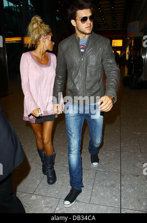 Katie Price und ihr Freund Leandro Penna ankommen am Flughafen Heathrow heute früh nach einem Flug von Buenos Aires. Preis und ihr genossen neue Beau eine Woche in Argentinien mit seinen Freunden und Familie London, England - 08.04.11 Stockfoto