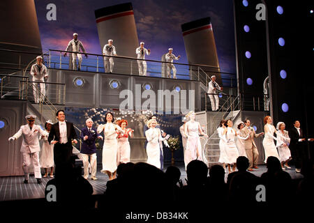 Sutton Foster und Besetzung Eröffnungsabend das Broadway-musical-Produktion des "Anything Goes" im Teatro Stephen Sondheim - Curtain Call New York City, USA - 07.04.11 Stockfoto