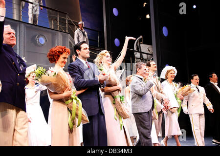 John McMartin, Jessica Stone, Colin Donnell, Sutton Foster, Joel Grey, Laura Osnes, Adam Godley, Jessica Walter, Robert Creighton, Raymond J. Lee und Besetzung Eröffnungsabend das Broadway-musical-Produktion des "Anything Goes" im Teatro Stephen Sondheim Stockfoto