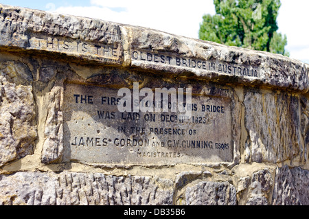 Richmond Bridge Grundstein, Richmond, Tasmanien. Dies ist die älteste Brücke in Australien mit Sträflingsarbeit 1823 erbaut. Stockfoto