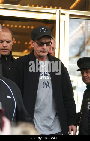 Unruhigen Schauspieler Charlie Sheen, fährt seine New York Hotel unter einer Menge der wartenden Medien und eifrige Fans gehofft, um eine Stockfoto