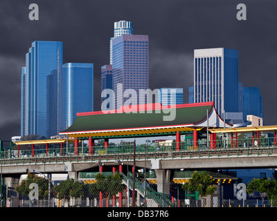 Die Innenstadt von Los Angeles Chinatown Metro Station mit Sturm-Himmel. Stockfoto