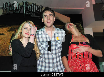 Evanna Lynch, Matthew Lewis, Natalia Tena Harry Potter und die Heiligtümer des Todes: Teil 1 - DVD Unterzeichnung statt bei HMV Oxford Street. Stockfoto