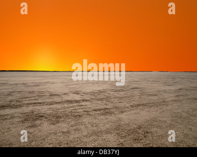 El Mirage dry Lake mit Sonnenaufgang Himmel in der kalifornischen Mojave-Wüste. Stockfoto