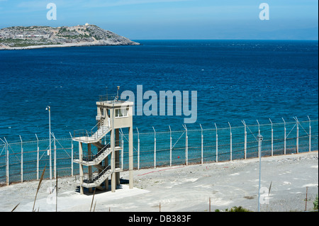 Perimeter Zaun in Benzu Dorf, das die spanische Enklave Ceuta und Marokko trennt. Ceuta, Nordafrika. Spanien. Stockfoto