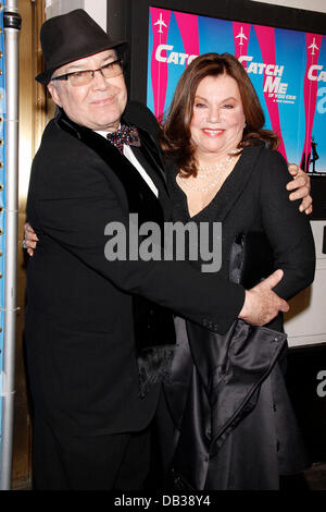 Jack O'Brien und Marsha Mason Öffnung Nacht der Broadway-Produktion von "Catch Me If You Can" Neil Simon Theatre, eingetroffen. New York City, USA - 09.04.11 Stockfoto