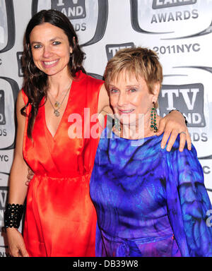 Samantha Harris und Cloris Leachman die 9th Annual TV Land Awards an und das Javits Center New York City, USA - 10.04.11 Stockfoto