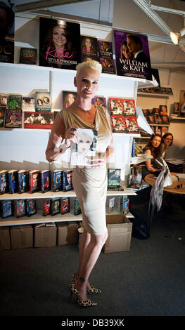 Brigitte Nielsen signiert Kopien ihrer Autobiographie "Sie nur bekommen ein Leben" im Earls Court Exhibition Centre Teil der London Book Fair London, England - 11.04.11 Stockfoto