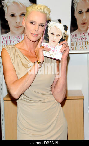 Brigitte Nielsen signiert Kopien ihrer Autobiographie "Sie nur bekommen ein Leben" im Earls Court Exhibition Centre Teil der London Book Fair London, England - 11.04.11 Stockfoto