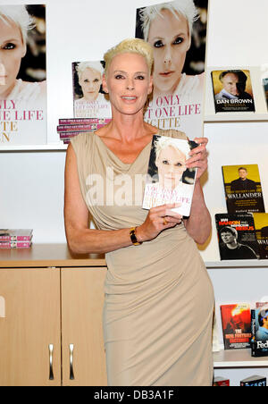 Brigitte Nielsen signiert Kopien ihrer Autobiographie "Sie nur bekommen ein Leben" im Earls Court Exhibition Centre Teil der London Book Fair London, England - 11.04.11 Stockfoto