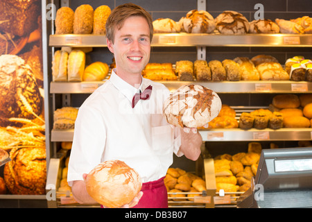 Ladenbesitzer in der Bäckerei Präsentation Brote Brot Stockfoto