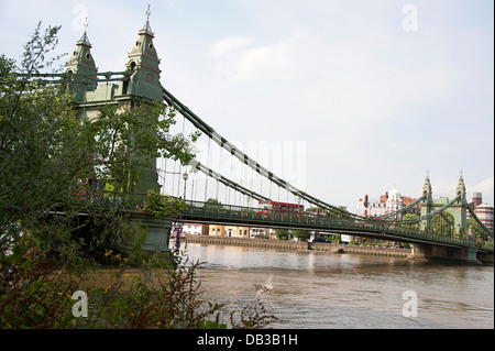 Blick auf Hammersmith Hängebrücke über den Fluss Themse in London. Stockfoto