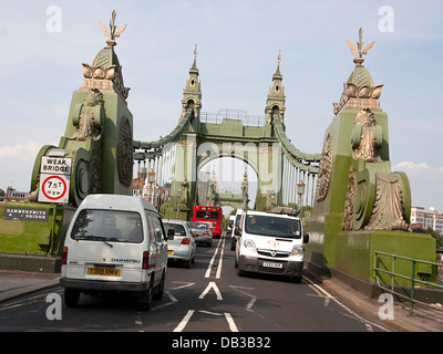 Verkehr auf Hammersmith Bridge, London. Stockfoto