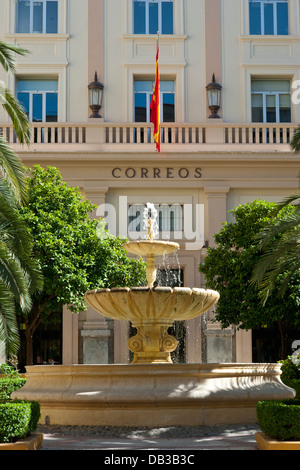 Brunnen und Post am Platz Plaza España. Ceuta. Nordafrika. Stockfoto