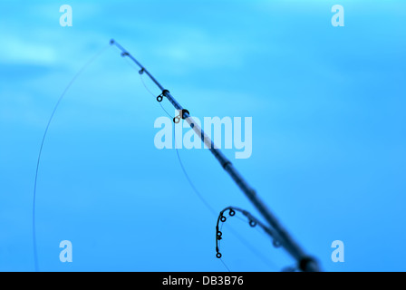 Angeln auf dem Hintergrund des blauen Wassers Stockfoto