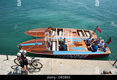 Schnellbootfahrten auf dem Hafen von Padstow, Cornwall, England, Großbritannien Stockfoto