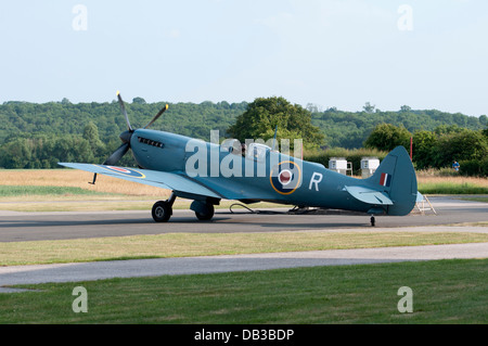 MK XI Spitfire Flugzeug in Wellesbourne Flugplatz, UK Stockfoto