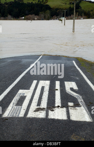 Überflutete Straße in Henley, Taieri Plains, in der Nähe von Dunedin, Südinsel, Neuseeland Stockfoto