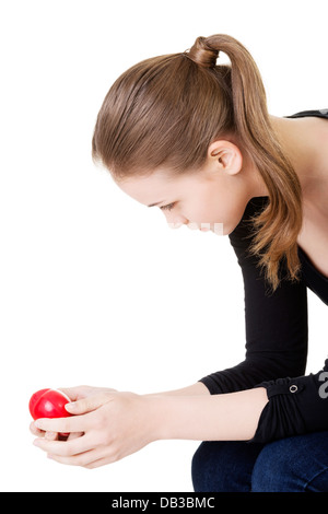 Hübsche Frau in Depression, die mit kleinen Herzen in der Hand. Stockfoto