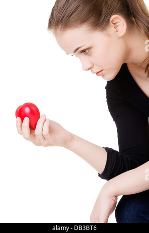 Hübsche Frau in Depression, die mit kleinen Herzen in der Hand. Stockfoto