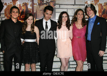 Johnny Simmons, Kaitlyn Dever, Thomas Dekker, Caitlin Custer, Diane Lane und Patrick Fugit Los Angeles Premiere der HBO Serie "Cinema Verite" statt bei Paramount Studios Theatre Los Angeles, Kalifornien - 11.04.11 Stockfoto