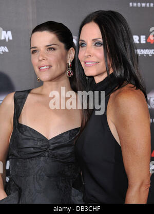 Courteney Cox und Neve Campbell anlässlich die Premiere von "Scream 4" der Graumans Chinese Theatre - Ankünfte Los Angeles, Stockfoto