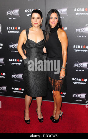 Neve Campbell, Courteney Cox Welt-Premiere von "Scream 4" abgehaltenen Graumans Chinese Theatre - Ankünfte Los Angeles, Kalifornien Stockfoto