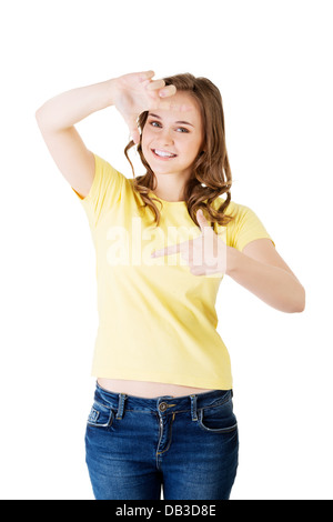 Lächelnde Frau tragen rote Bluse zeigt Frame von Händen. Glückliches Mädchen mit Gesicht im Rahmen der Palmen. Isoliert auf weißem Hintergrund. Stockfoto
