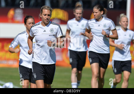 Göteborg, Schweden. 23. Juli 2013. Deutschlands Lena Goessling (2-L) Teilnahme an einer Schulung der der deutschen Frauen-Fußball-Nationalmannschaft im Rahmen der UEFA Women's Euro in Göteborg, Schweden, 23. Juli 2013. Foto: CARMEN JASPERSEN/Dpa/Alamy Live News Stockfoto