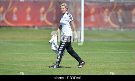 Göteborg, Schweden. 23. Juli 2013. Deutschlands Trainer Silvia Neid nimmt Teil an einem Training der deutschen Frauen-Fußball-Nationalmannschaft im Rahmen der UEFA Women's Euro in Göteborg, Schweden, 23. Juli 2013. Foto: CARMEN JASPERSEN/Dpa/Alamy Live News Stockfoto