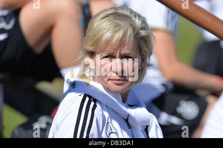 Göteborg, Schweden. 23. Juli 2013. Deutschlands Trainer Silvia Neid nimmt Teil an einem Training der deutschen Frauen-Fußball-Nationalmannschaft im Rahmen der UEFA Women's Euro in Göteborg, Schweden, 23. Juli 2013. Foto: CARMEN JASPERSEN/Dpa/Alamy Live News Stockfoto