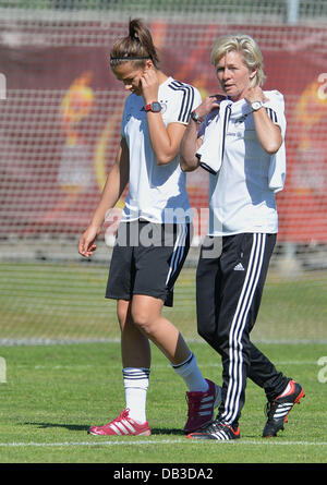 Göteborg, Schweden. 23. Juli 2013. Deutschlands Head Coach Silvia Neid (R) und Lena Lotzen nehmen Teil an einer Schulung der deutschen Frauen-Fußball-Nationalmannschaft im Rahmen der UEFA Women's Euro in Göteborg, Schweden, 23. Juli 2013. Foto: CARMEN JASPERSEN/Dpa/Alamy Live News Stockfoto